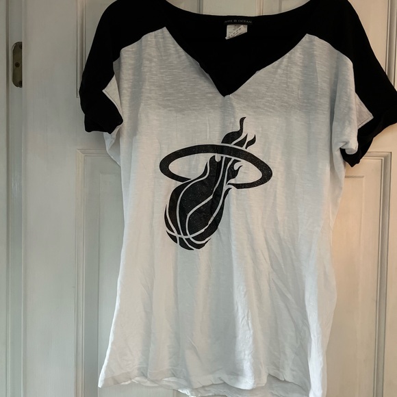 Miami Heat Vneck tee - Picture 2 of 5
